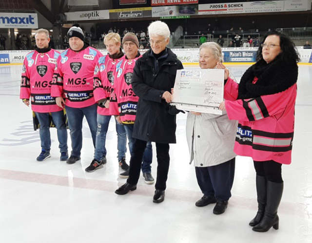 Spendenübergabe des Bayreuther Eishockey-Fanclubs