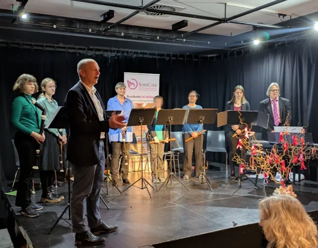 Gruppe von Musikern mit Blockflöte auf Bühne.