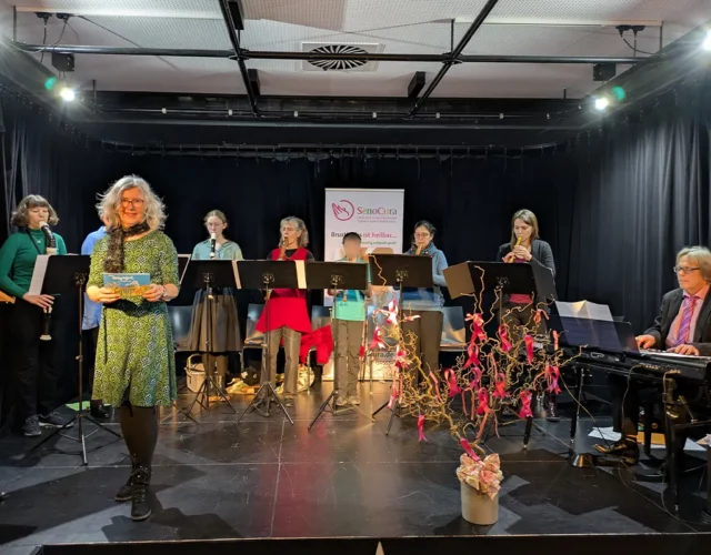 Gruppe von Musikern mit Blockflöte auf Bühne.
