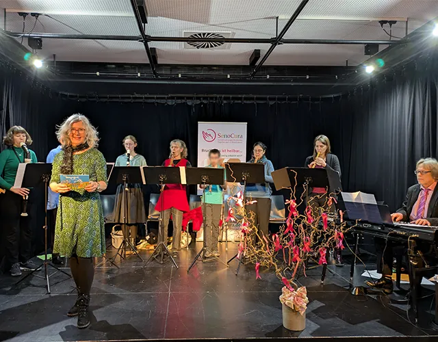 Gruppe von Musikern mit Blockflöte auf Bühne.